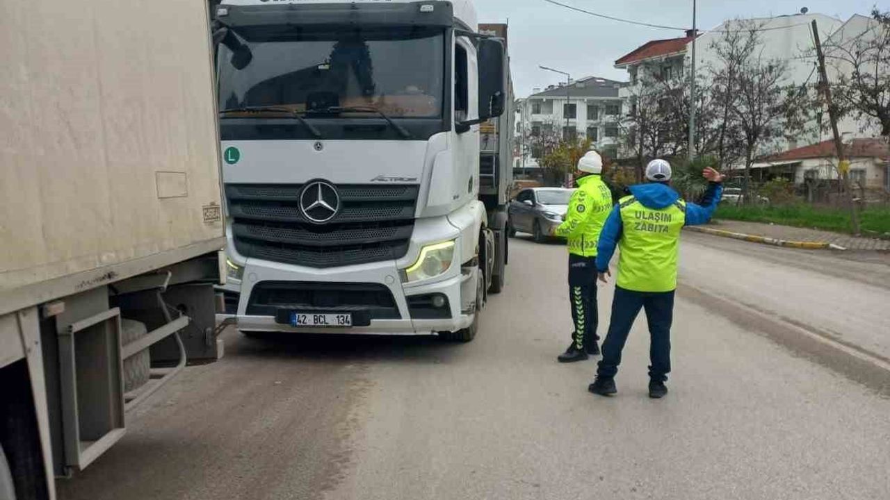 Balıkesir'de Altıeylül Dokuma Caddesi'nde ağır tonajlı araç denetimleri