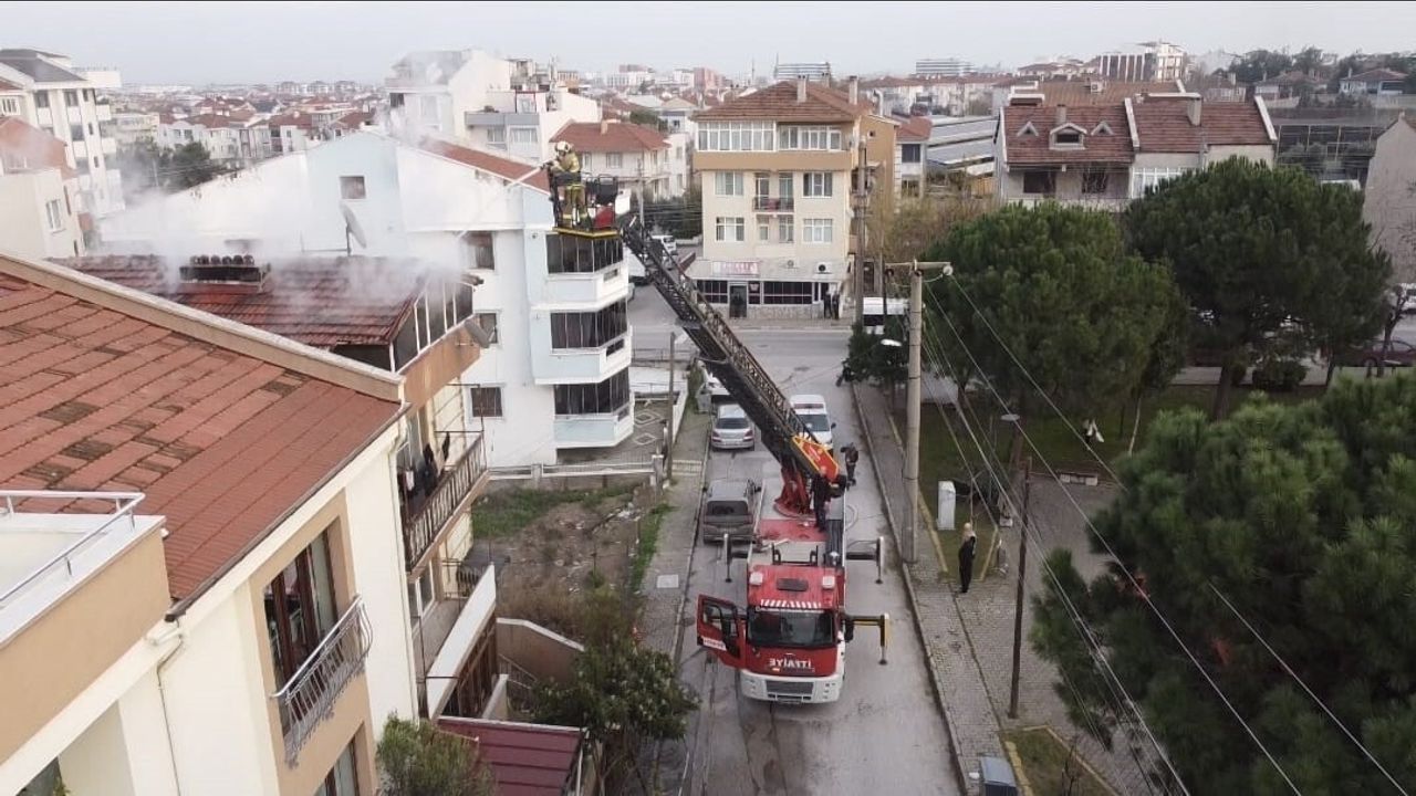 Balıkesir'de çatıda yangın: İtfaiye müdahalesiyle söndürüldü
