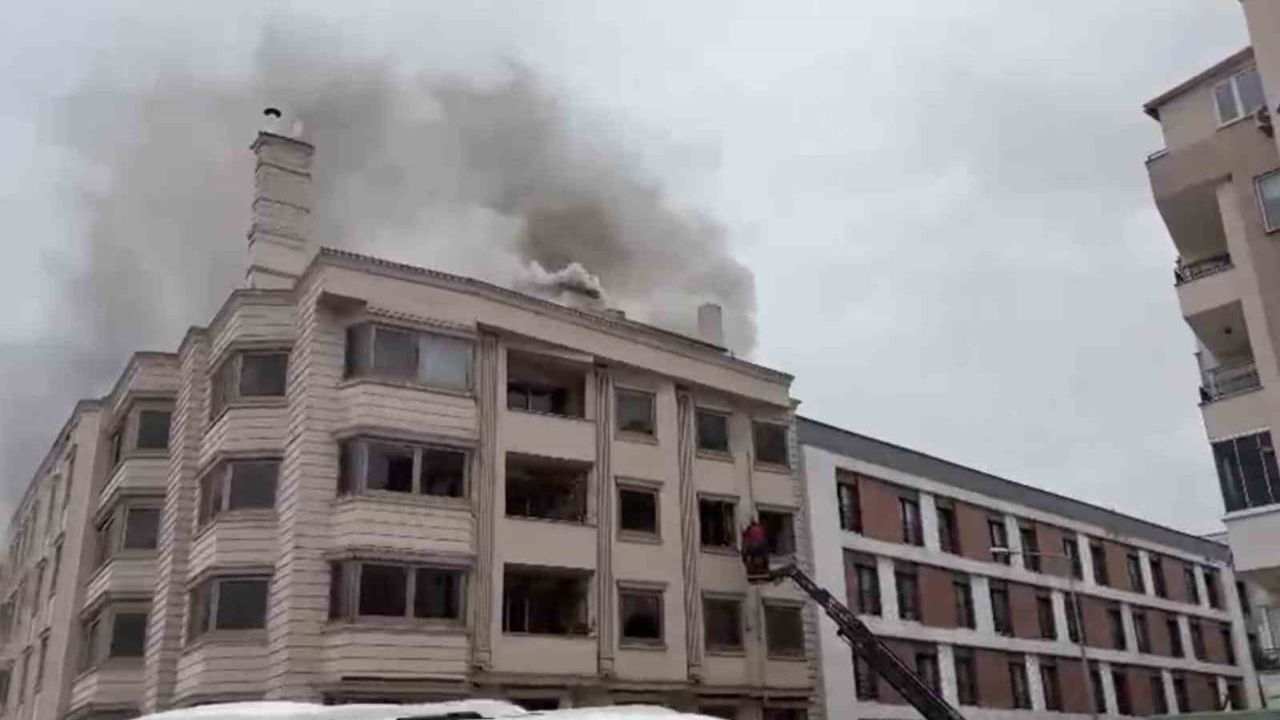 Balıkesir'de eski 'Otel Basri' binasında çıkan yangın, tadilat sırasında 2 işçi tahliye edildi