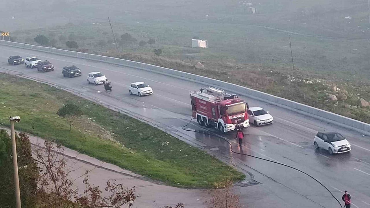 Balıkesir'de kamyonetten düşen cam parçaları ana cadde trafiğini aksattı