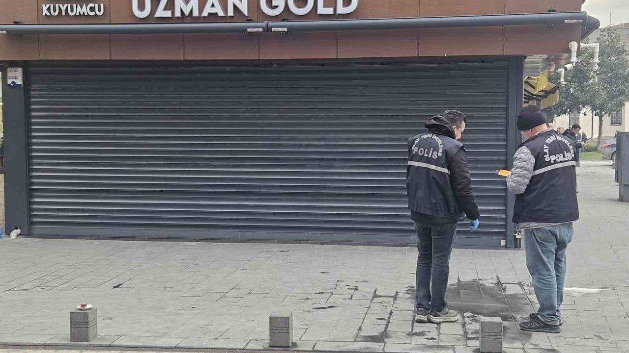 Balıkesir'de kapalı kuyumcuya silahlı saldırı: İş yerine 7 kurşun isabet etti