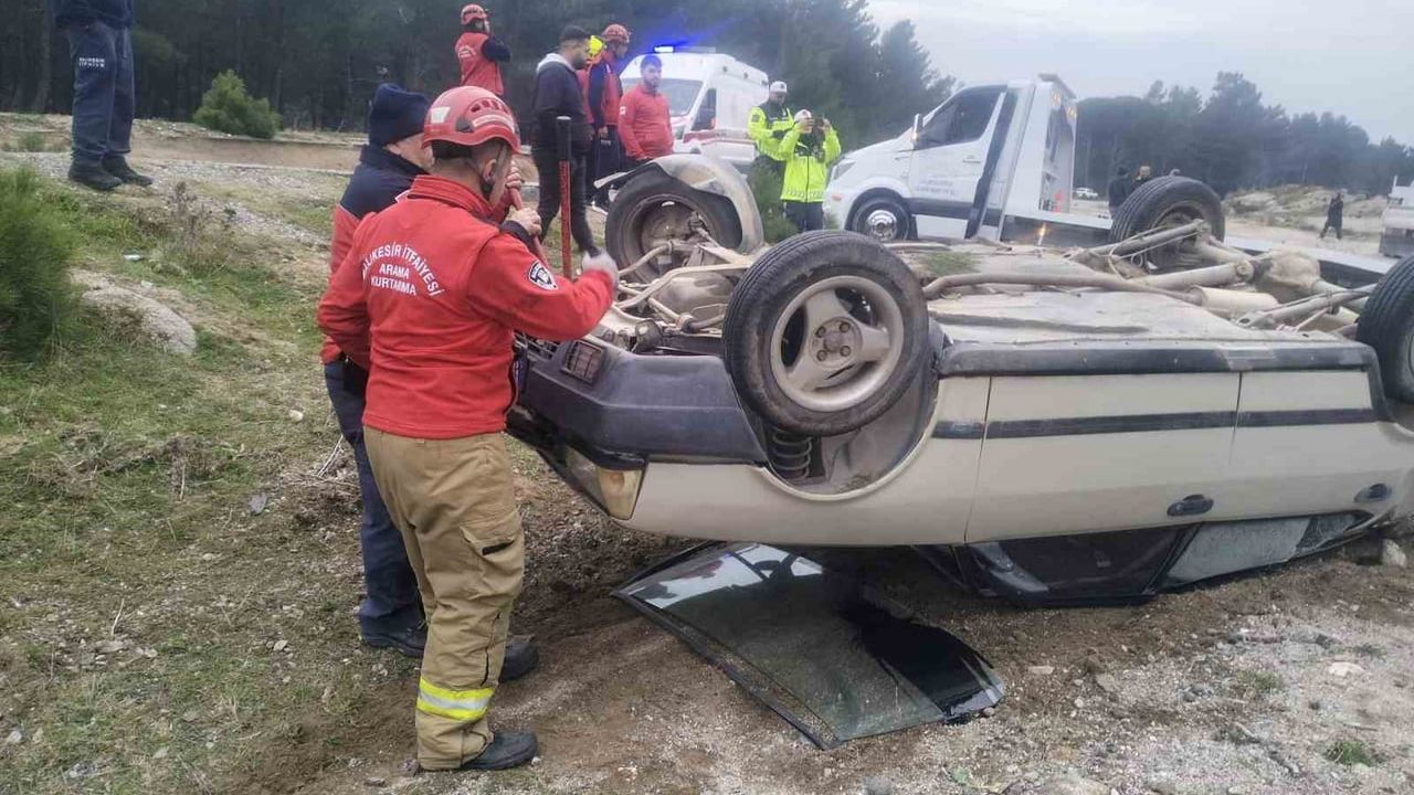 Balıkesir'de kontrolden çıkan otomobil şarampole devrildi: 4 yaralı