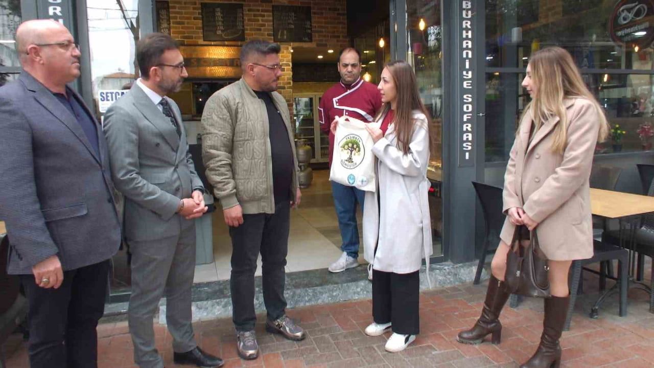 Balıkesir'de öğrenciler 'Taşırken Dönüştür' ile sıfır atık bilincini esnafa taşıdı