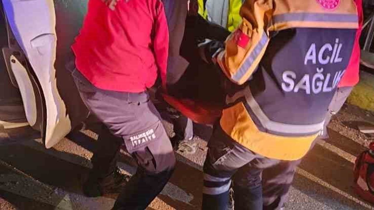 Balıkesir'de Tek Taraflı Trafik Kazası: 2 Kişi Yaralandı