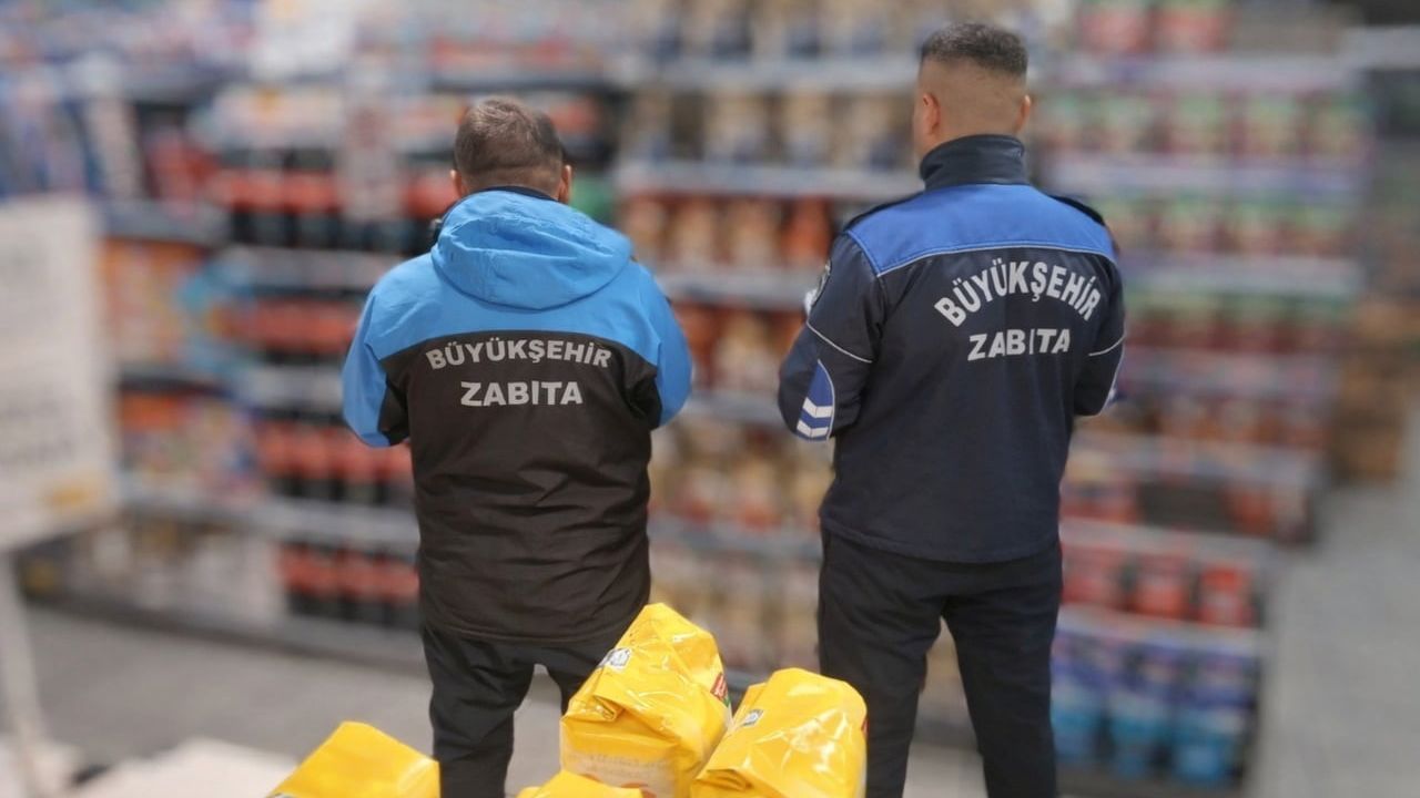 Balıkesir'de yılbaşı öncesi market ve mağazalarda zabıta denetimleri artırıldı