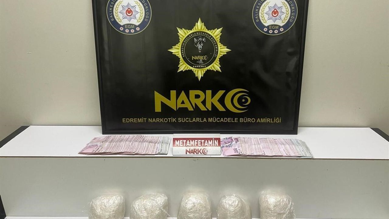 Balıkesir'de yılbaşı öncesi narkotik operasyonunda 5 kilo metamfetamin ve 90 bin TL ele geçirildi