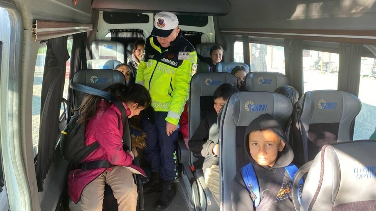 Balıkesir'de Yılbaşı Öncesi Okul Çevreleri ve Servis Araçlarına Denetim