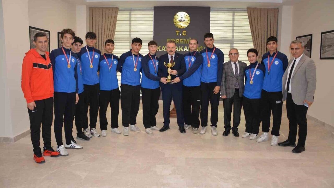 Balıkesir İl Şampiyonu Edremit Anadolu Lisesi Voleybol Takımı, Kaymakam Ahmet Odabaş’ı Ziyaret Etti