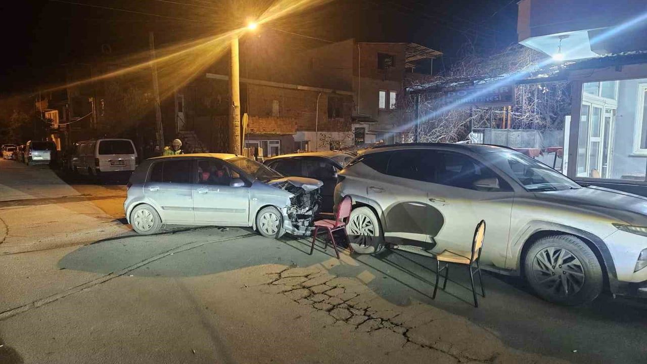 Balıkesir Karesi'de kavşakta üç aracın karıştığı kaza — yaralanma yok