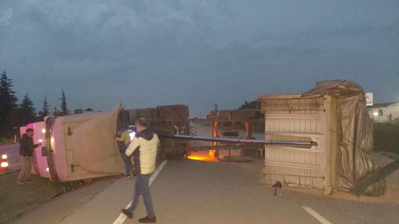 Bandırma-Susurluk karayolunda hububat yüklü TIR devrildi, yol kısa süre kapandı