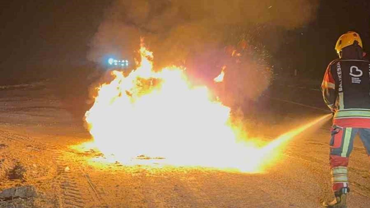 Bandırma-Susurluk karayolunda seyir halindeki araçta yangın, itfaiye müdahalesiyle söndürüldü