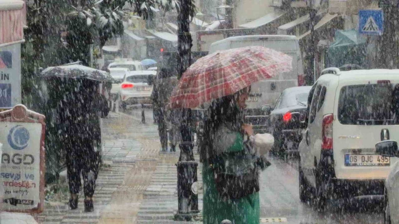 Bartın'da 2025'in Son Gününde Kar: 5 Dakikada Kent Beyaza Büründü