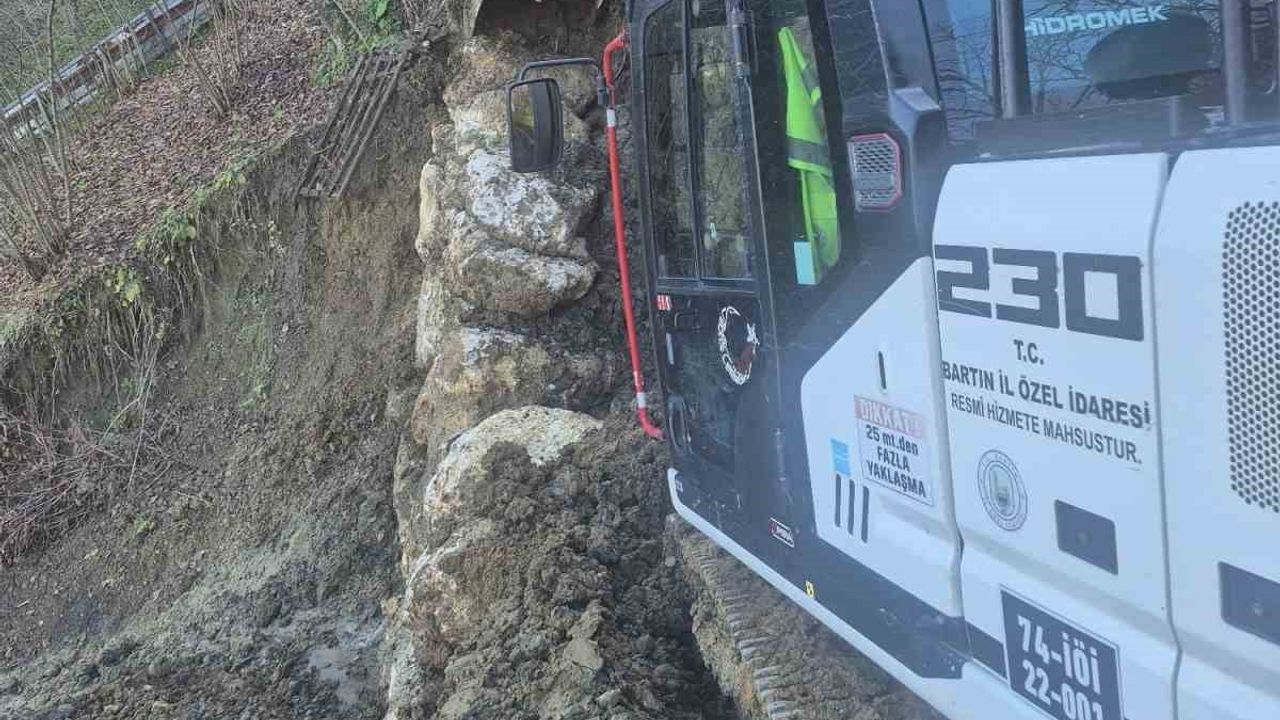 Bartın'da Dibek Köyü yolunda heyelan; İl Özel İdaresi ekipleri müdahalesiyle ulaşım kontrollü olarak yeniden açıldı