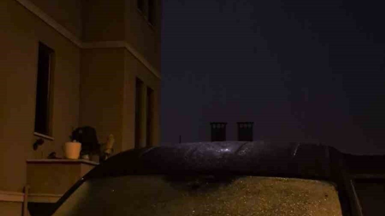 Bartın'da gece sıcaklık 4°C'ye düştü, park halindeki araç camları buz tuttu