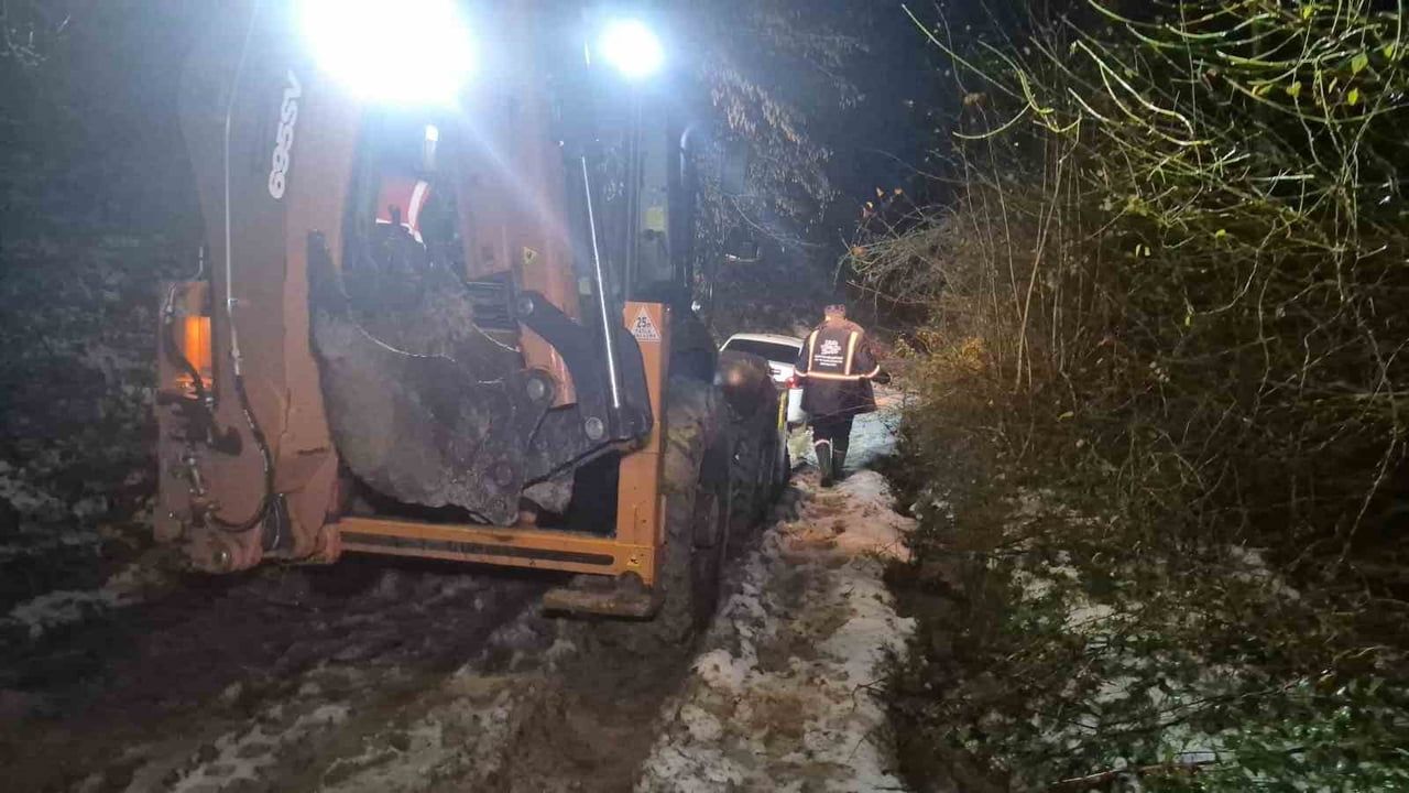 Bartın'da kiralık ev arayan çift, navigasyon hatasıyla ormanlık alanda mahsur kaldı; ekipler kurtardı
