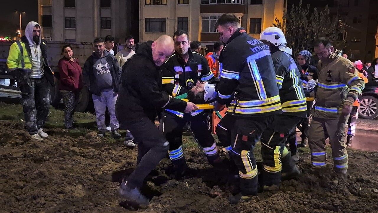 Bartın'da kırmızı ışıkta duran tıra çarpan otomobil dorsede saplandı — 1 yaralı