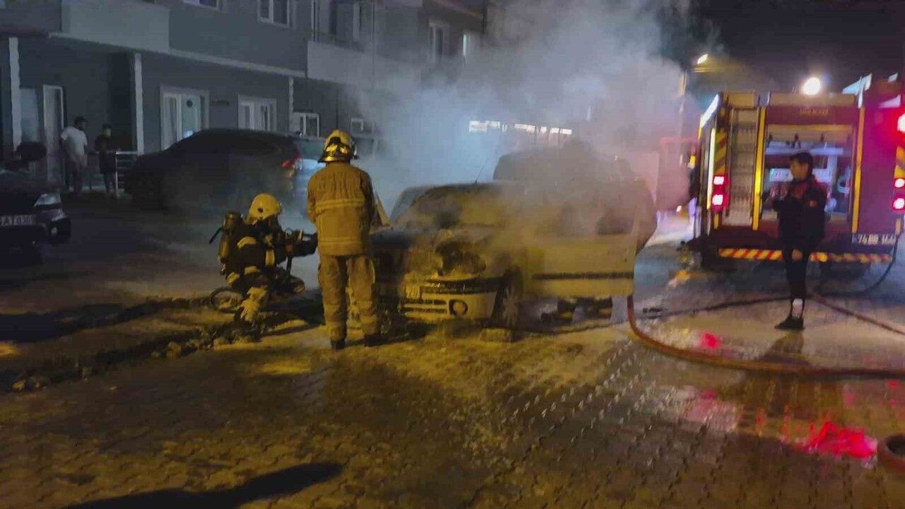 Bartın'da Park Halindeki Araç Çalıştırılınca Alev Aldı; Sürücü Kurtuldu, Mahalleli Kovalarla Müdahale Etti