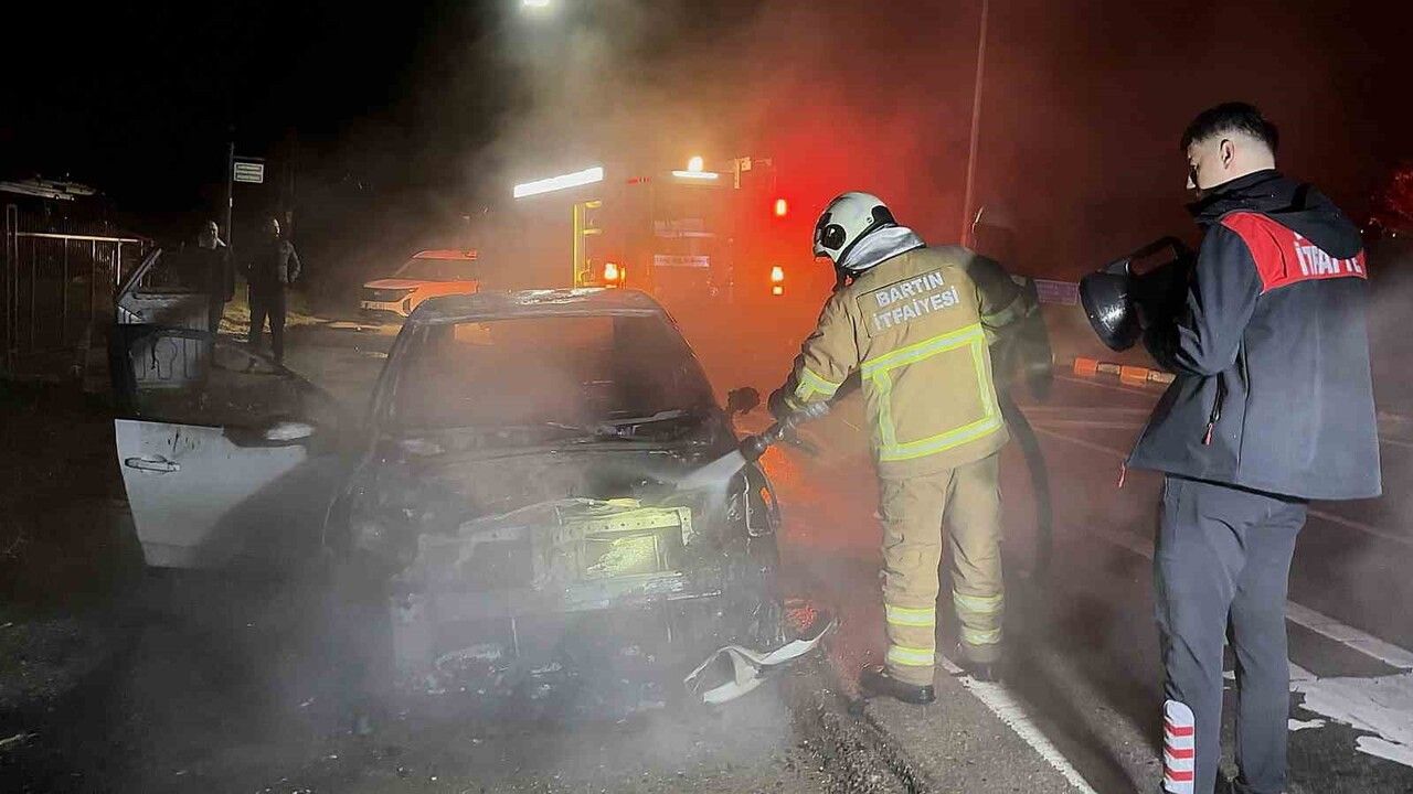 Bartın'da Park Halindeki Otomobilde Yangın: 34 FGJ 666 Plakalı Araç Kullanılamaz Hale Geldi