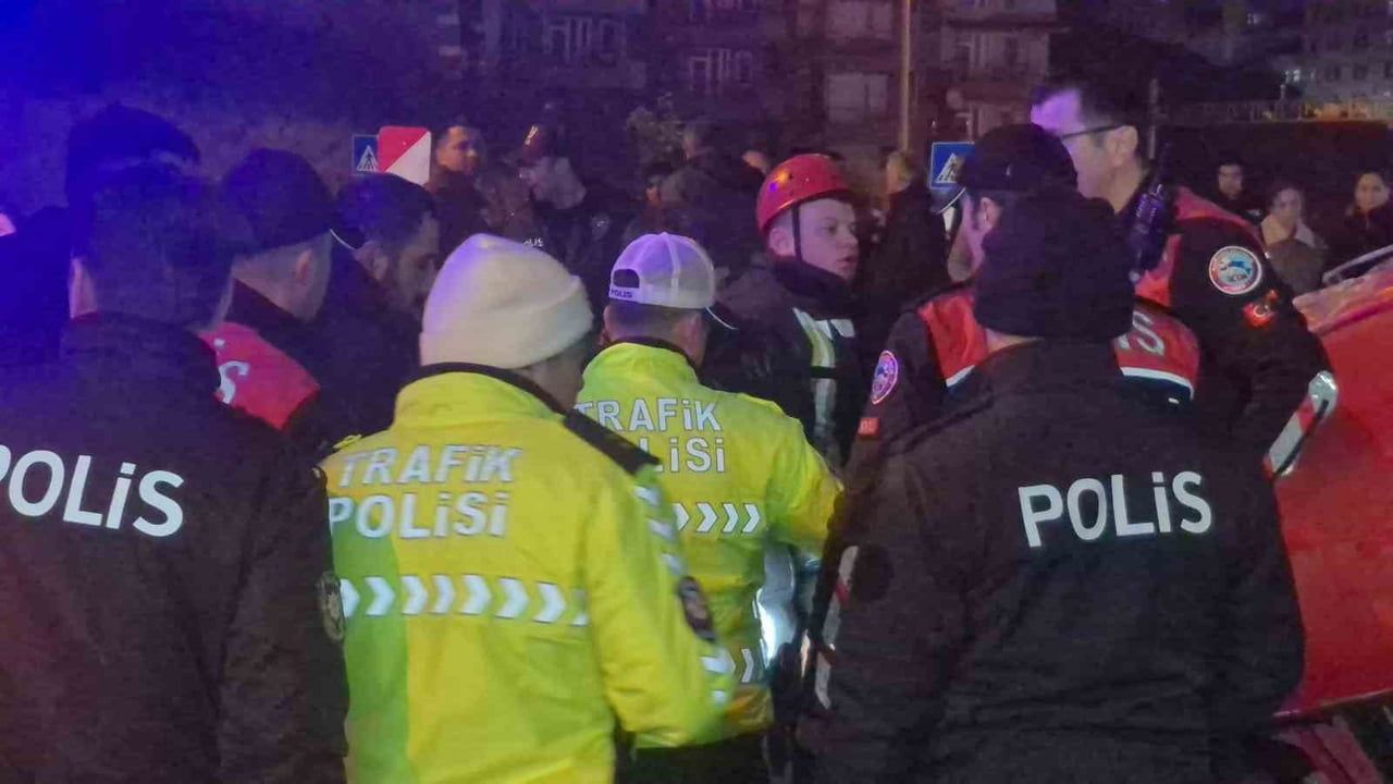 Bartın'da polisin 'dur' ihtarına uymayan araç takla attı: 3 yaralı