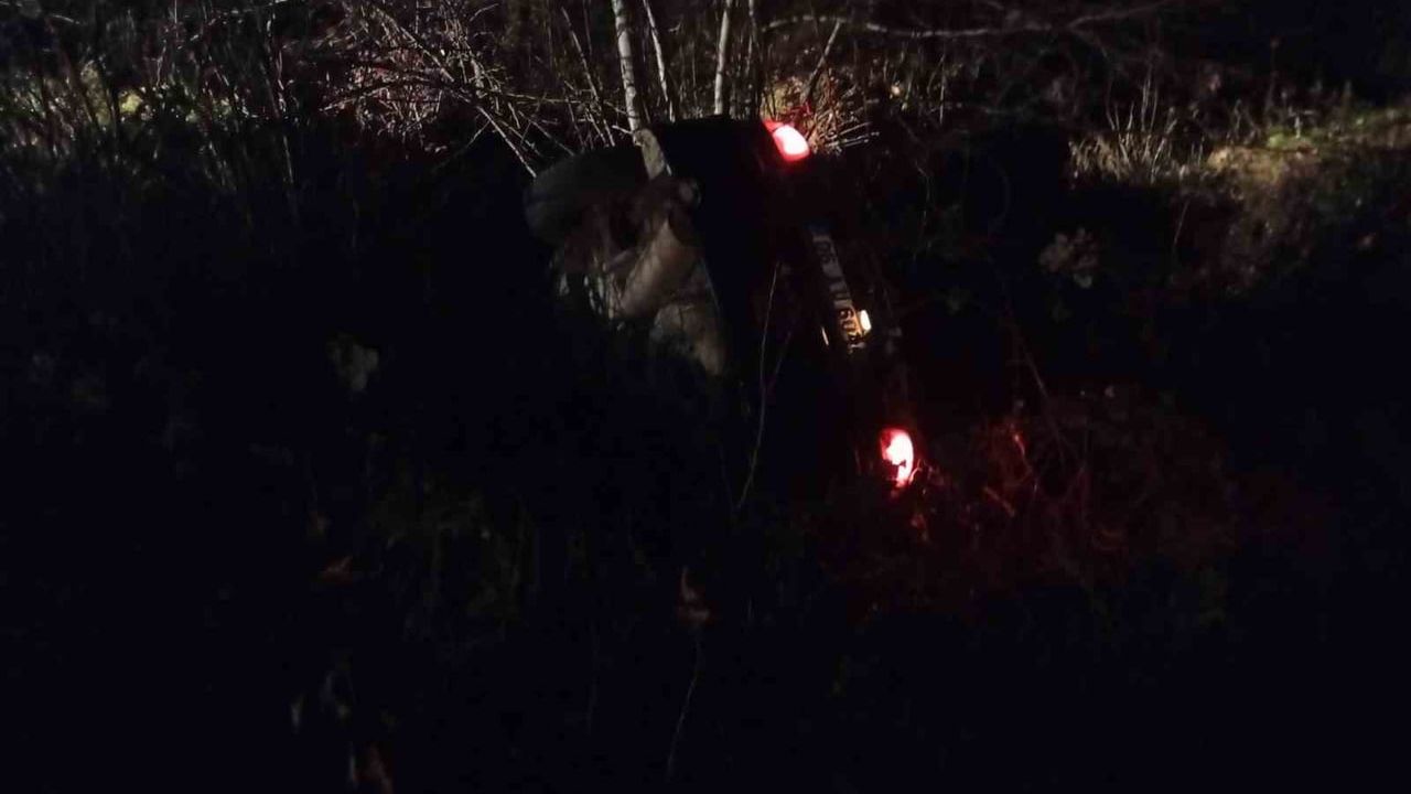 Bartın'da şarampole devrilen araçtan yakıt sızıntısı paniğe neden oldu