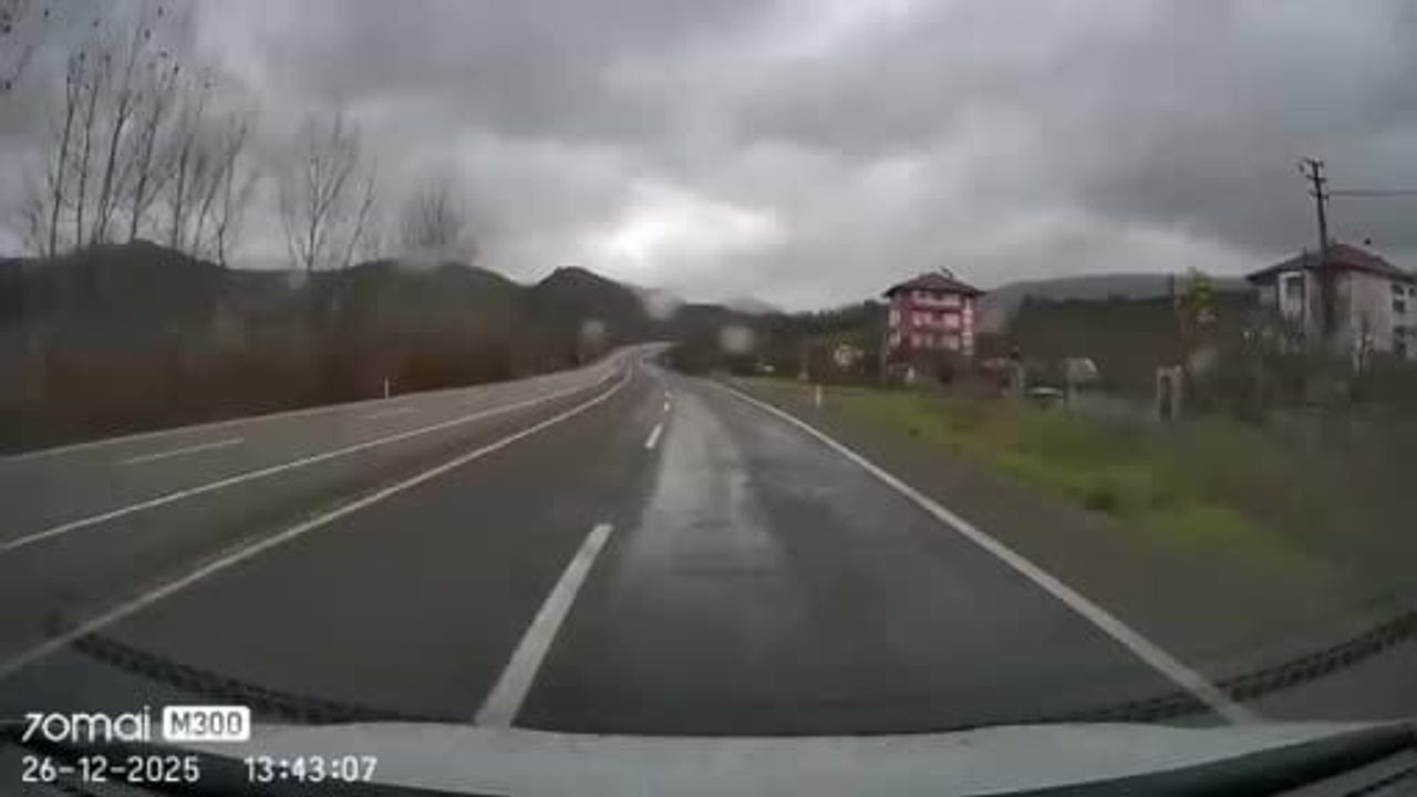 Bartın'da yağış sonrası kontrolden çıkan otomobil karşı şeride geçip hafif ticari araçla çarpıştı: 1 yaralı