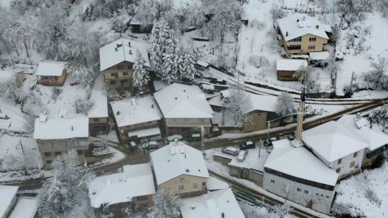 Bartın'da yoğun kar: Bazı köylerde kar 1 metreyi aştı, cenaze güçlükle defnedildi