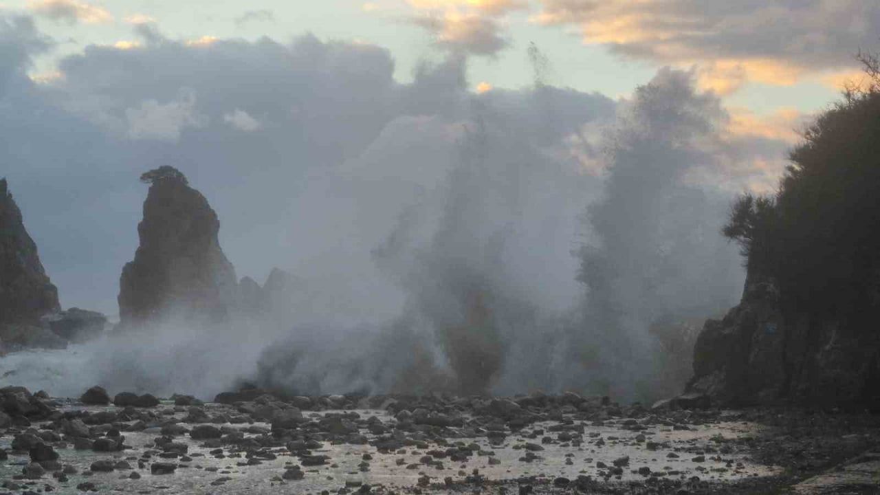 Bartın kıyılarında saatte 90 km'ye ulaşan fırtına ve dev dalgalar