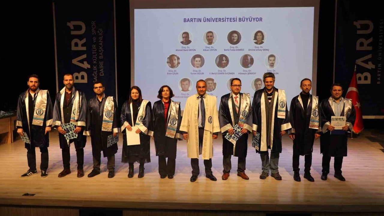 Bartın Üniversitesi'nde Akademik Giysi ve Akademik Performans Ödül Töreni yapıldı