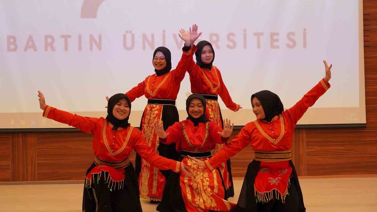 BARÜ'de 'Kültür Buluşması' ile uluslararası öğrenciler kültürel miraslarını paylaştı