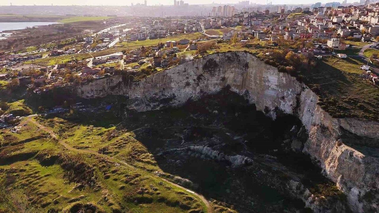 Başakşehir Altınşehir'de eski taş ocağı sonrası uçurum kenarındaki mahallede tapu ve zemin tartışması