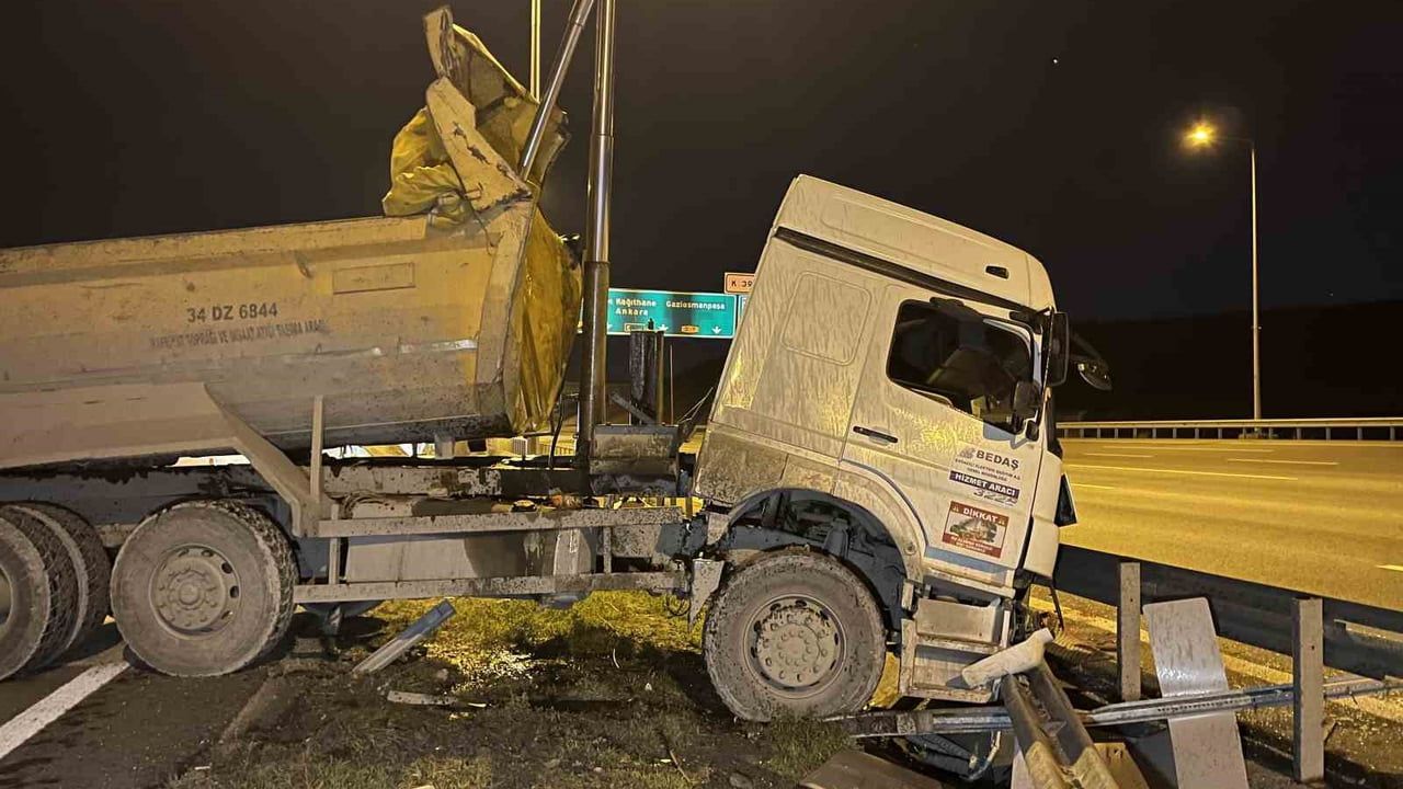 Başakşehir'de hafriyat kamyonu bariyere girdi: Sürücü ağır yaralandı