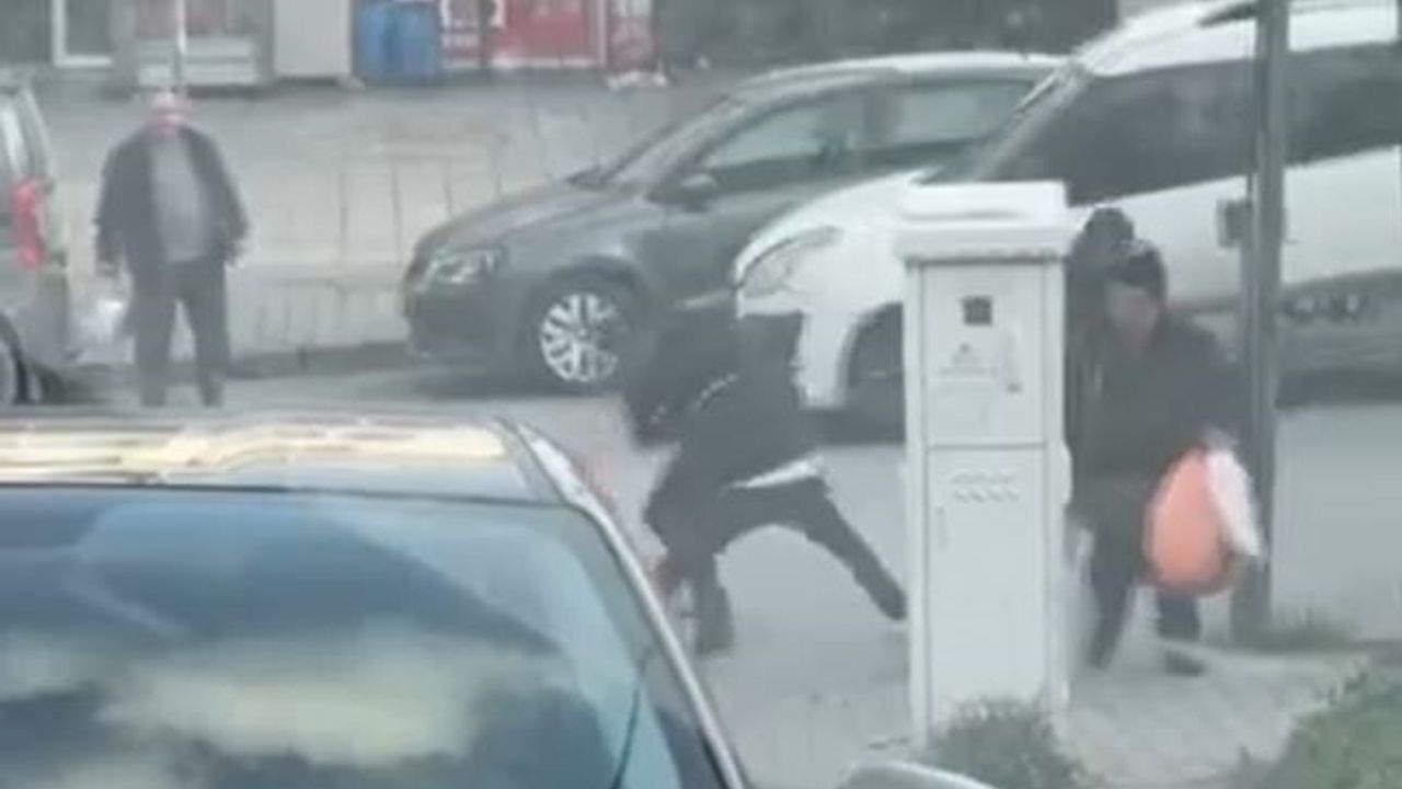 Başakşehir'de İki Çocuğun Yumruklu Kavgası Cep Telefonu Kamerasında
