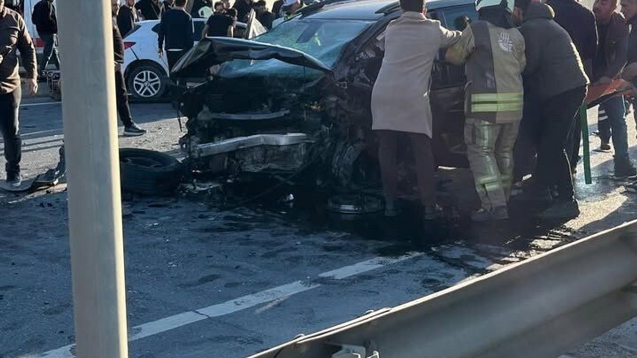Başakşehir'de Kafa Kafaya Trafik Kazası: 1 Ölü, 2 Ağır Yaralı
