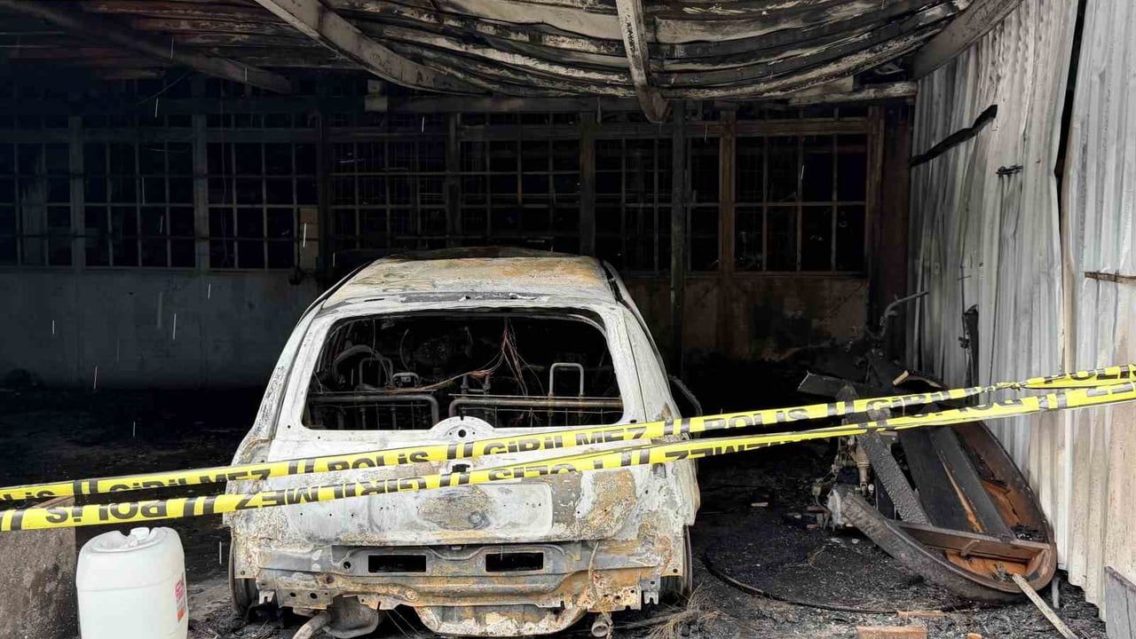 Başakşehir'de oto sanayi sitesindeki yangının güvenlik kamerası görüntüleri ortaya çıktı: 1 kişi hayatını kaybetti