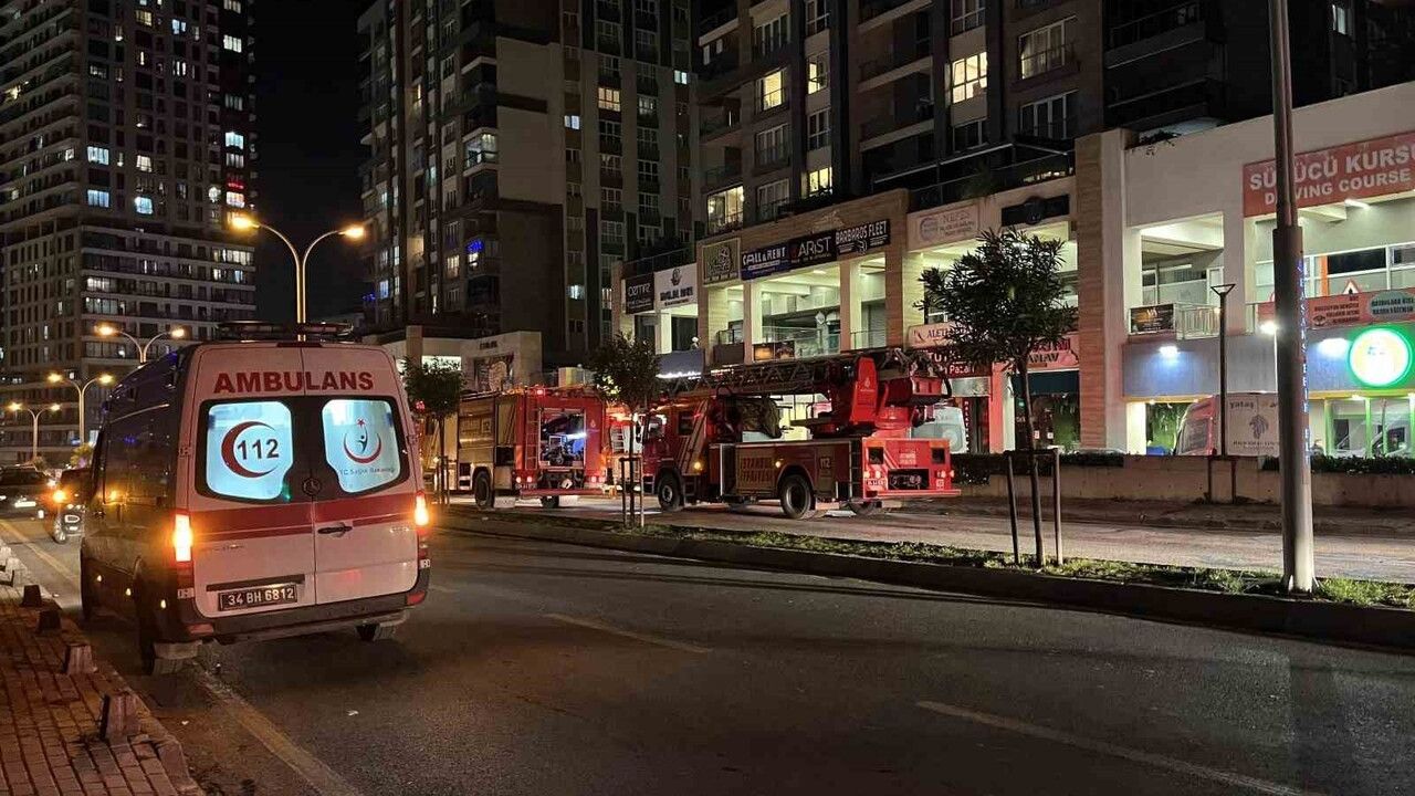 Başakşehir'de restoranda yangın: Duman binayı sardı, mahsurlar itfaiye tarafından kurtarıldı