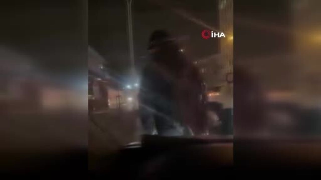 Başakşehir'de yol verme tartışması kamerada: Bir sürücü diğer aracın kapısına zarar verdi