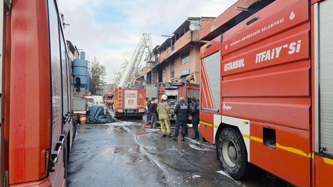Başakşehir İkitelli'de plastik imalathanesinde çıkan yangın kontrol altına alındı