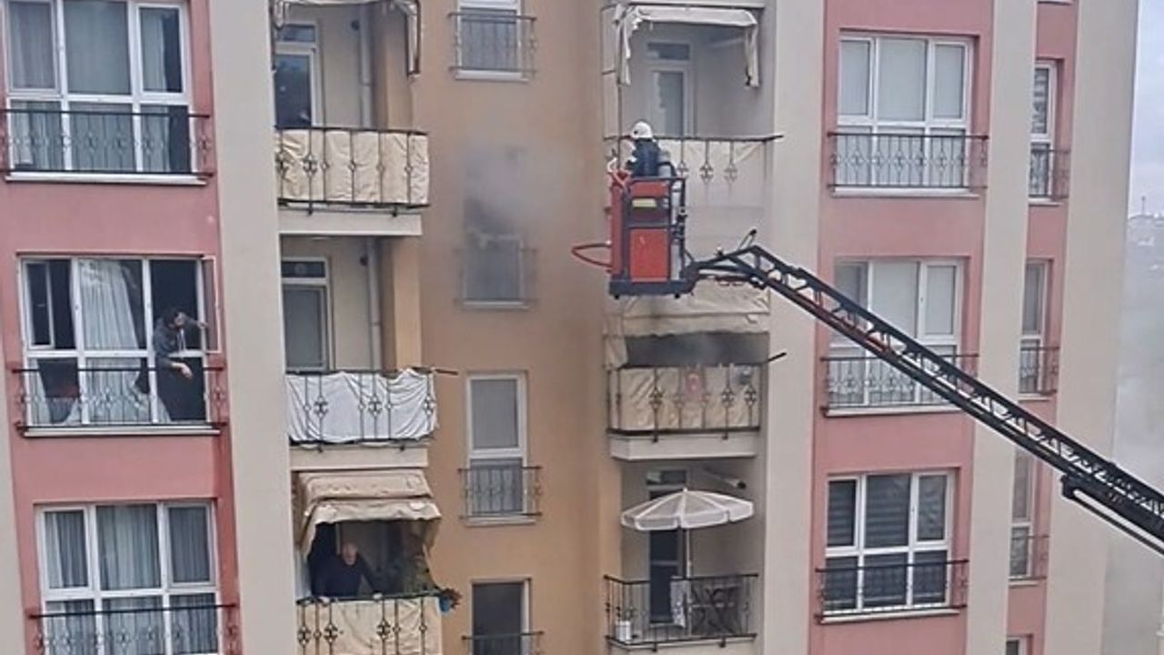 Başiskele'de 5 katlı binada çıkan yangında itfaiye eri vatandaşa oksijen maskesini taktı