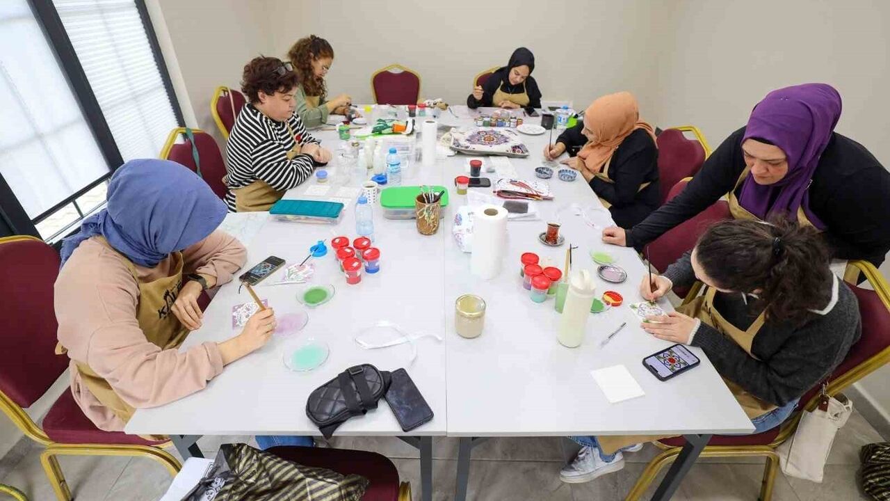 Başiskele'de BAŞ-MEK Atölyelerinde Kadınlar Çini ve Seramik Eğitimi Alıyor