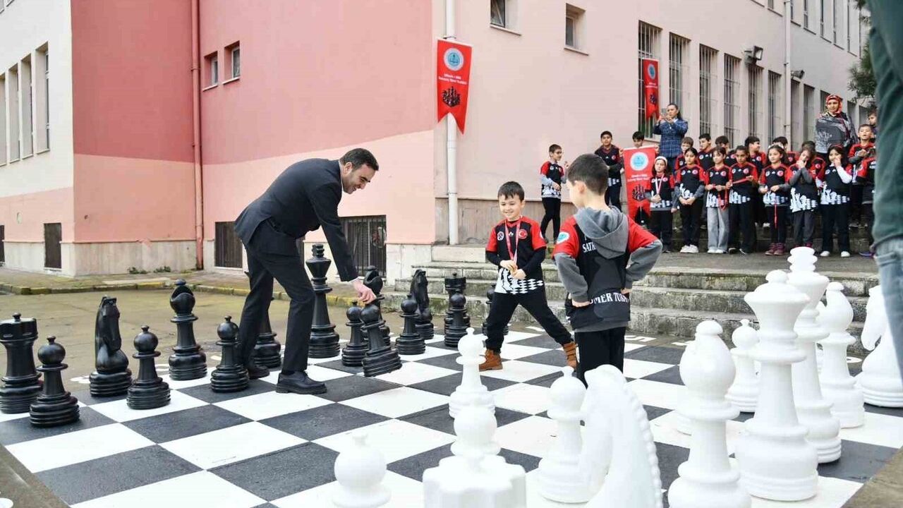 Başiskele'de Misak-ı Milli İlkokulu'na Satranç Sahası Kuruldu