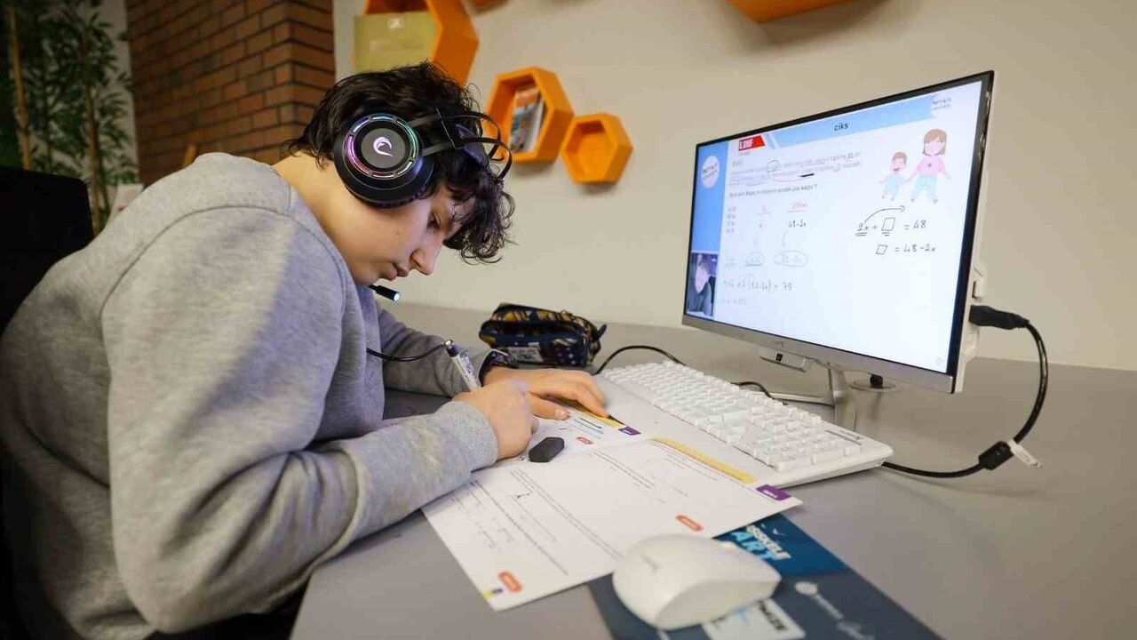 Başiskele Türkiye Yüzyılı Gençlik Merkezi öğrenciler için modern çalışma alanı sunuyor