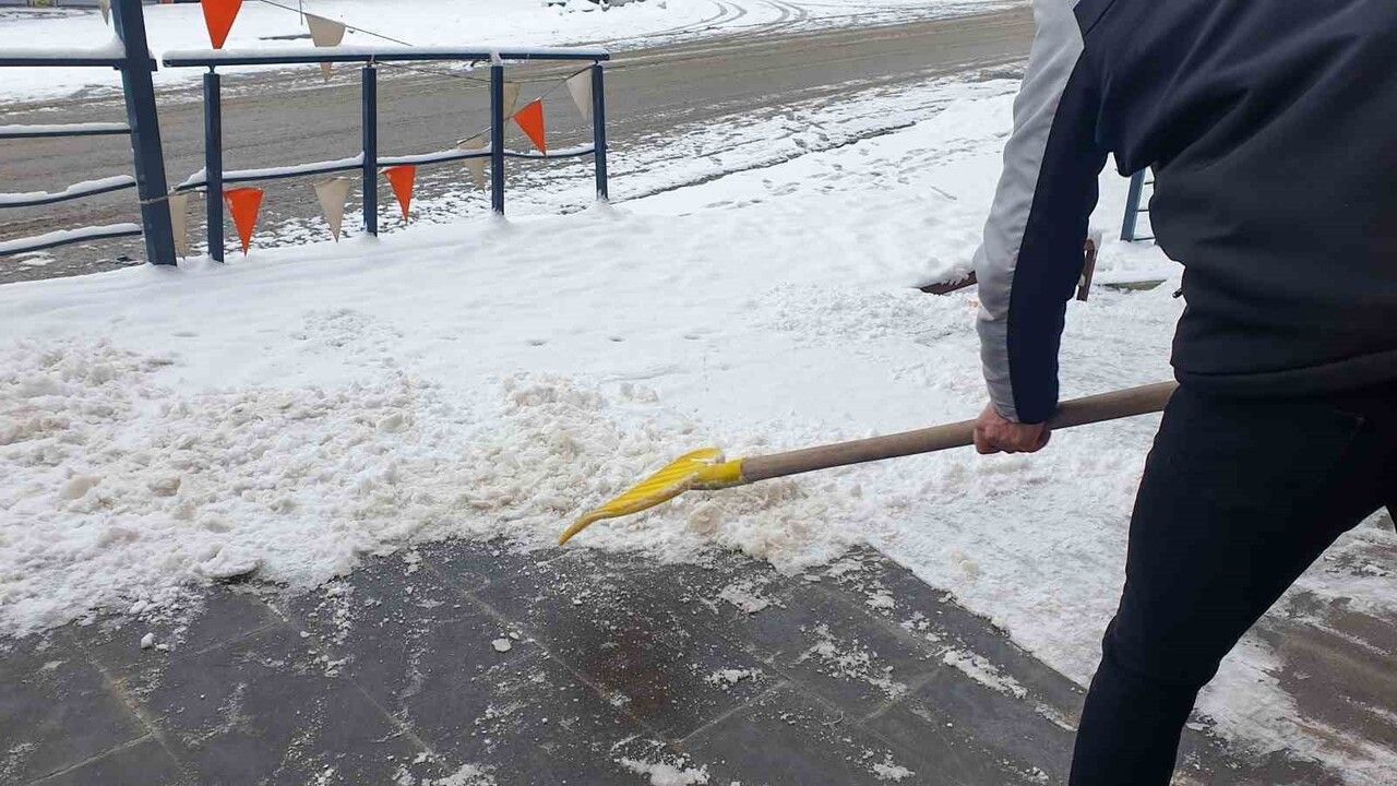 Başkale'de kar etkili oldu: İlçe beyaza büründü, yüksek kesimlerde 50 cm'ye ulaştı