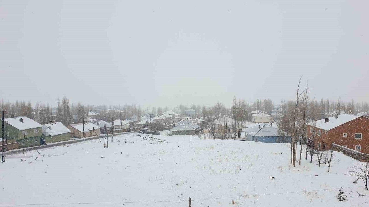 Başkale'de kış etkili: İlçe merkezinde kar 20 cm'yi aştı, yüksek kesimlerde 50 cm'e ulaştı