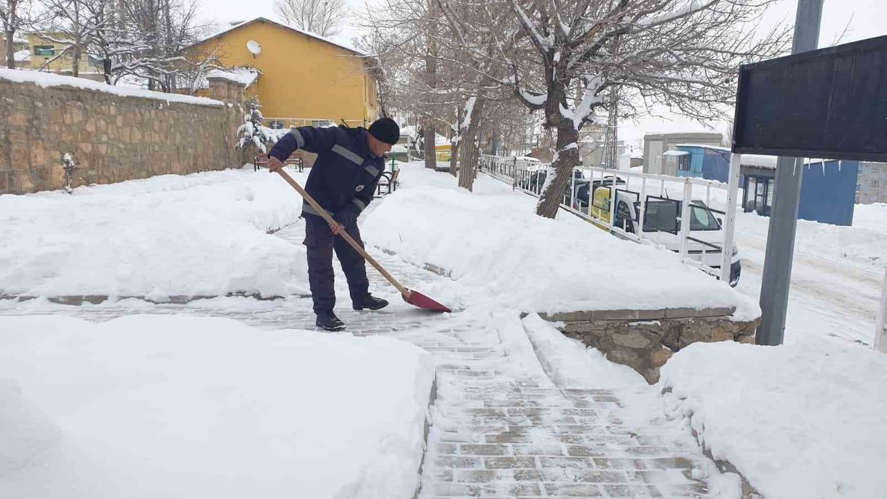 Başkale'de kış sert: Kar yığınları kamyonlarla ilçe dışına taşınıyor