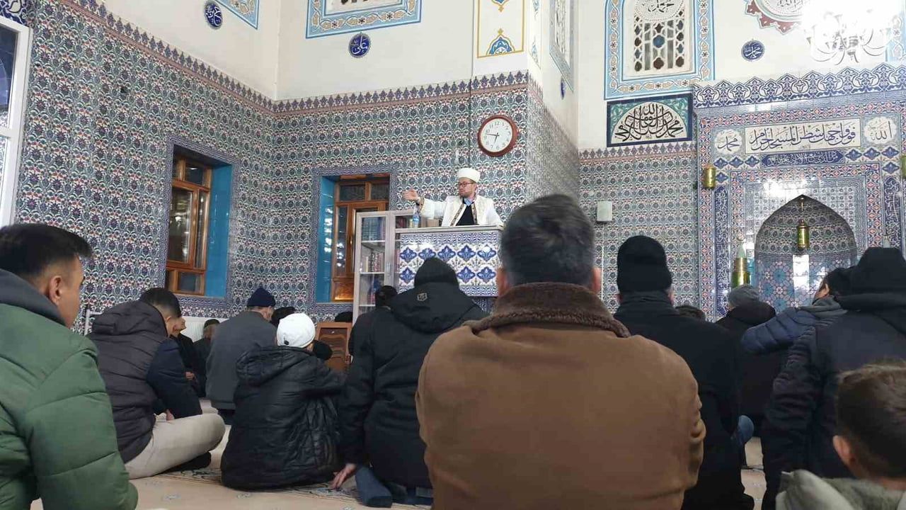 Başkale'de Regaip Kandili Merkez Büyük Camii'nde dualarla idrak edildi