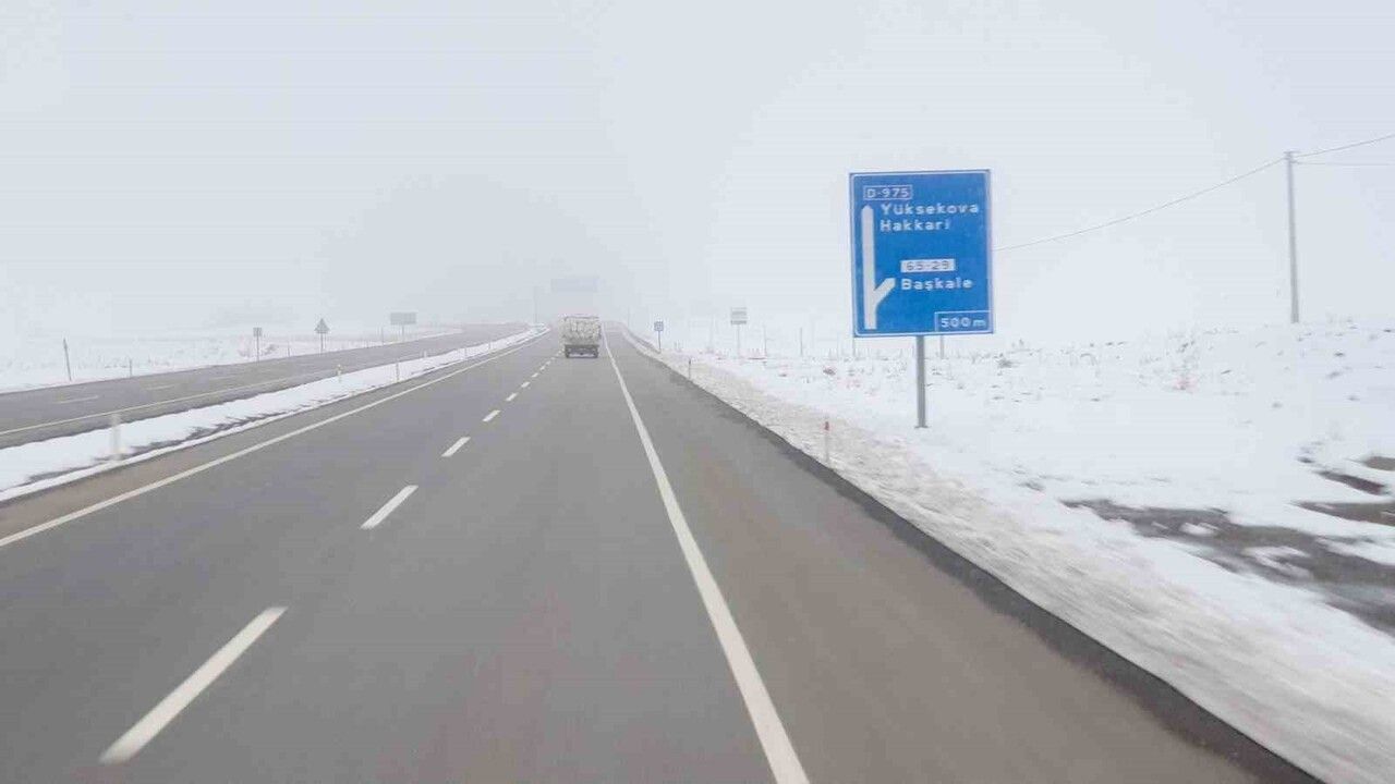 Başkale'de Yoğun Sis Etkili: Görüş Mesafesi 5 Metreye Düştü, Karla Mücadele Sürüyor