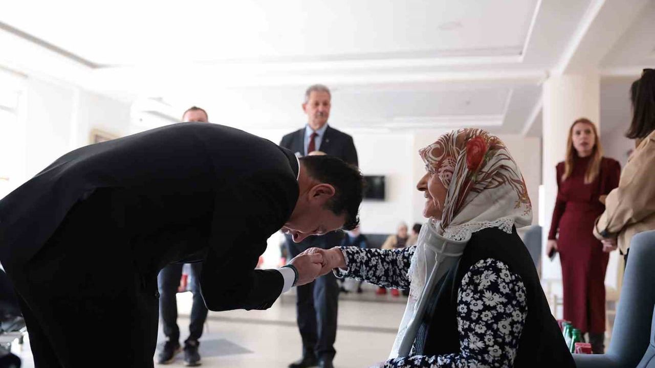 Başkan Ahmet Aras, Hasan Özcan Yaşamevi ve Ortaköy Huzurevi Sakinleriyle Yeni Yılı Karşıladı