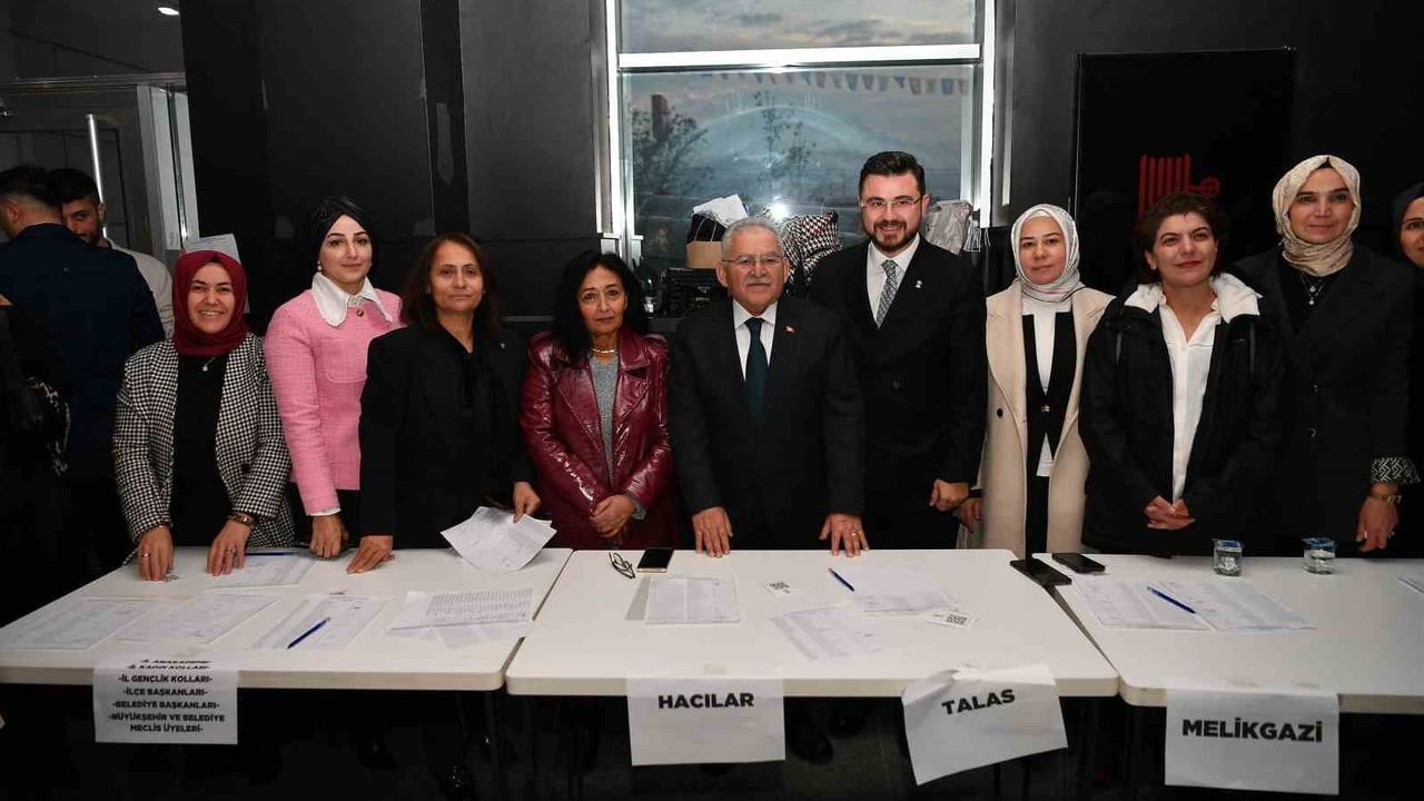 Başkan Büyükkılıç AK Parti İl Danışma Meclisi'nde Kayseri yatırımlarını ve hizmet projelerini paylaştı