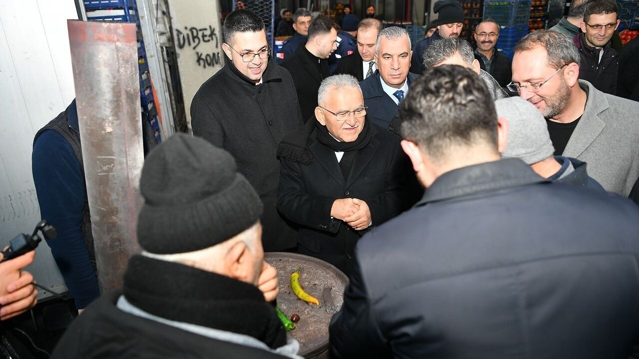 Başkan Büyükkılıç Hal Kompleksi’nde Sabah Mesaisi ve Esnaf Ziyareti