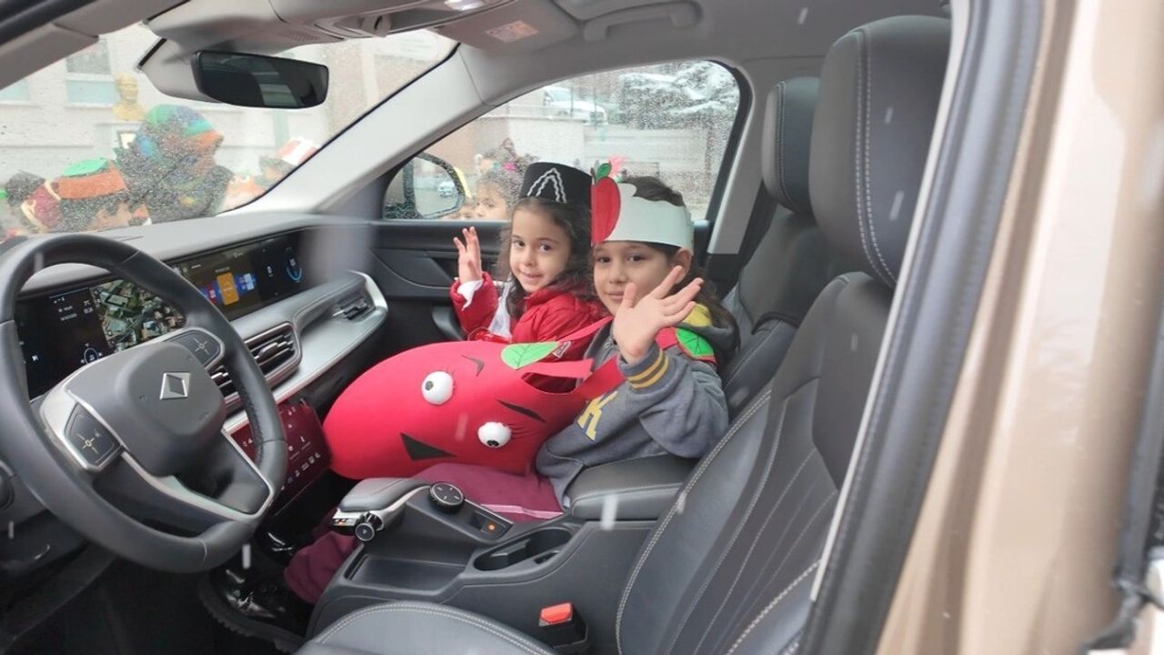 Başkan Büyükkılıç’ın Togg’u, Yerli Malı Haftası'nda Talaslı İlkokul Öğrencileriyle Buluştu